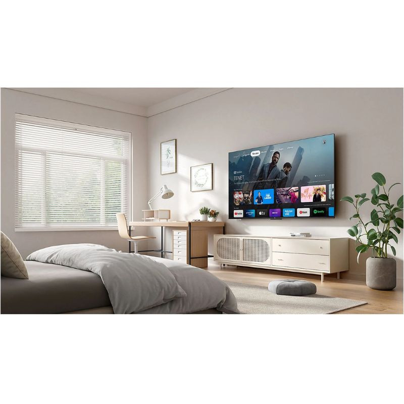 TCL 43P6K 43" 4K UHD LED Smart TV preta em sala minimalista; tela grande na parede exibindo apps de streaming, bordas finas e design moderno.