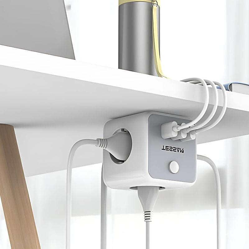 Tessan TS-301-C-GR Multiprise 3 prises CA + 3 USB-A câble 2 m image placée sous la table