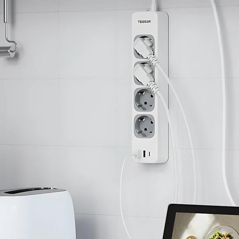 Tessan TS-307-C Regleta de enchufes 4 Tomas CA + 2 USB-A + 1 USB-C Cable 2m imagen instalado en la pared