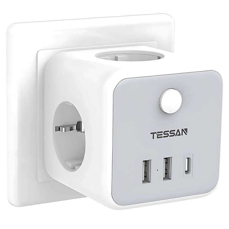 TESSAN TS-301-DE-C - Multiprise 3 prises + 2 USB-A + 1 USB-C image branchée au mur