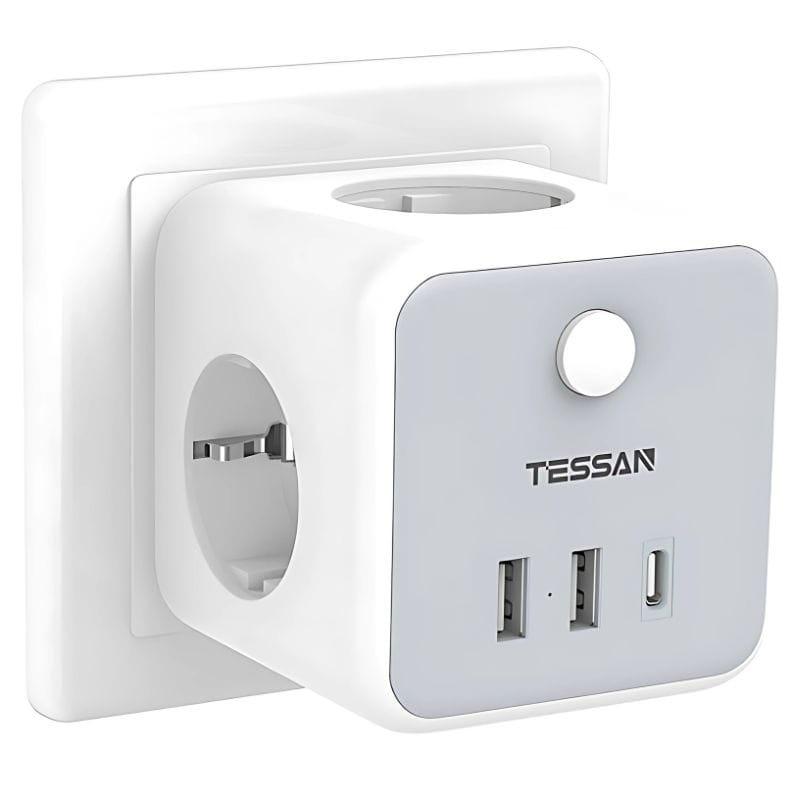 TESSAN TS-301-DE-C - Multiprise 3 prises + 2 USB-A + 1 USB-C image branchée au mur