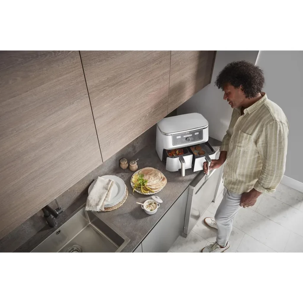 Ninja AF400EU blanc avec deux paniers 9,5 L, écran numérique, boutons tactiles et poignées avant; design compact sur plan de travail moderne