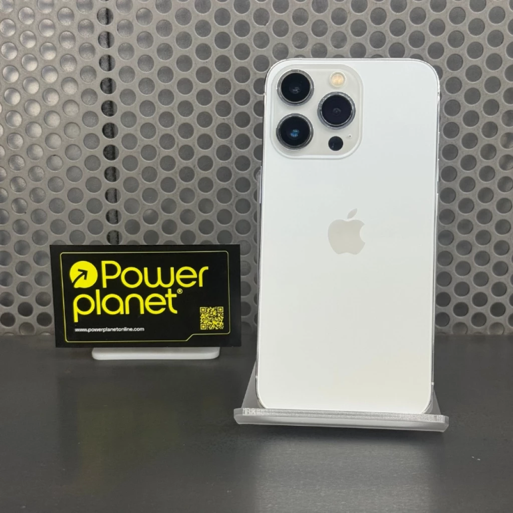 iPhone 13 Pro 128GB prateado renovado Premium em suporte; traseira branca com logo Apple, módulo triplo de câmeras e acabamento metálico brilhante