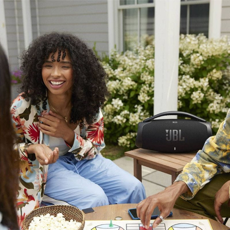 JBL Boombox 3 WiFi Negro imagen real en el exterior