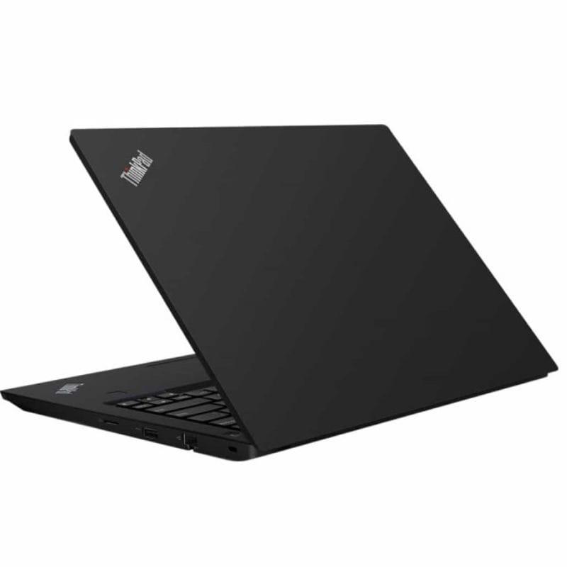 Capot noir mat Lenovo ThinkPad E485 14 pouces semi-ouvert, logo ThinkPad argenté avec point rouge, châssis anguleux et ports latéraux visibles