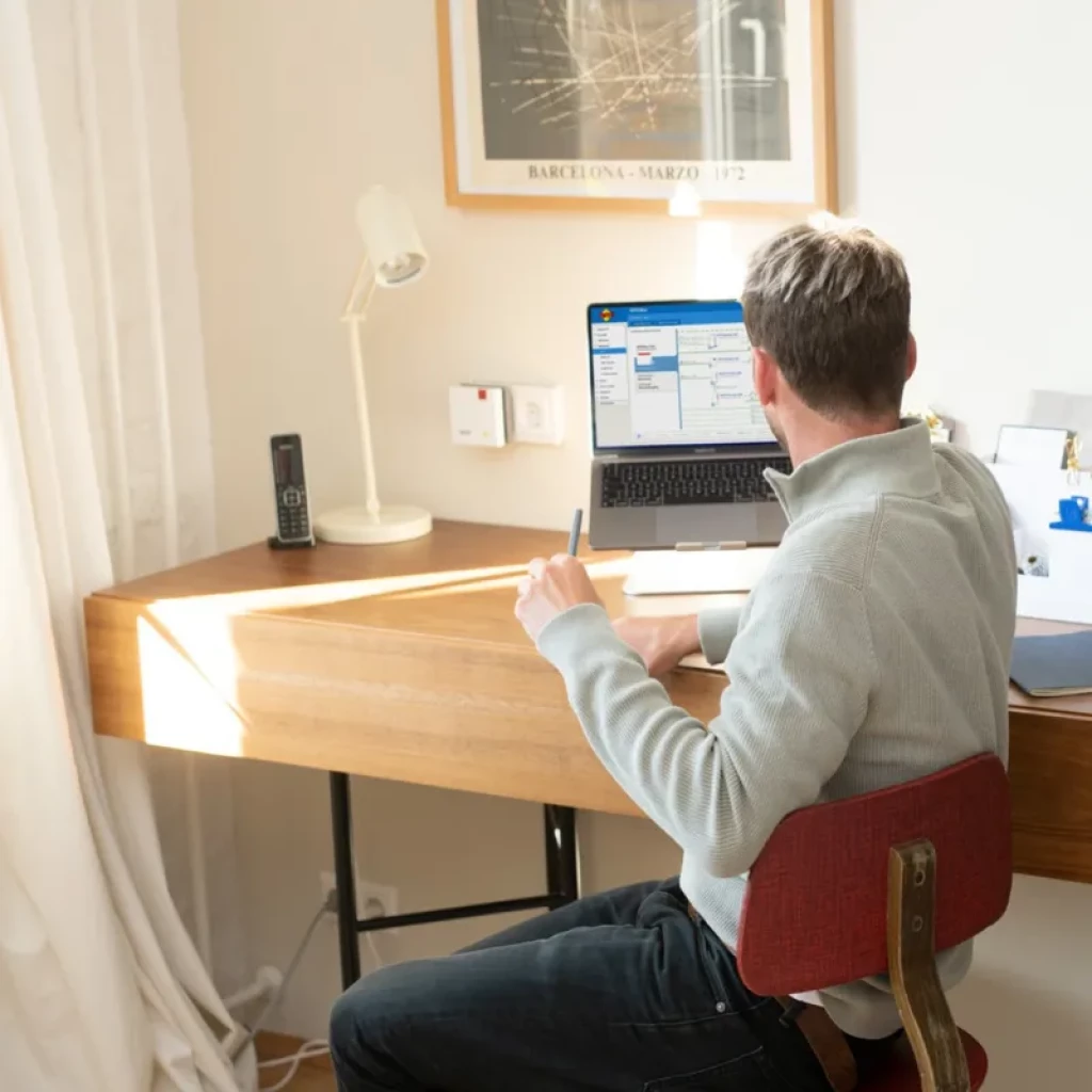 Repetidor Wi‑Fi 6 compacto blanco enchufable con botón WPS y LED de estado, diseño minimalista, pensado para ampliar cobertura en el hogar u oficina