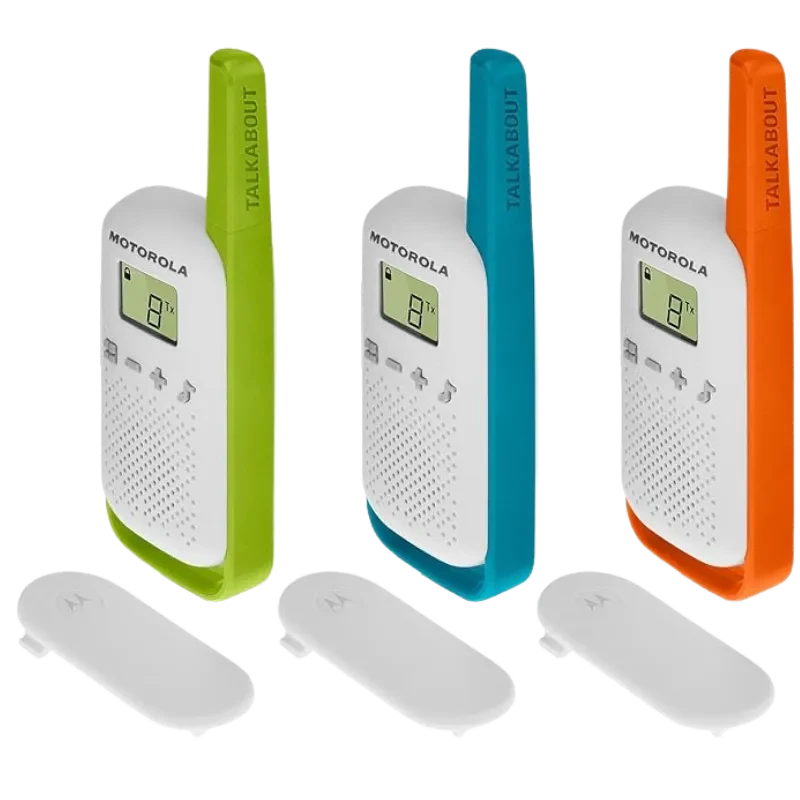 Tres walkie talkies Motorola T42 en verde, azul y naranja, pantalla LCD, botón PTT, rejilla de altavoz frontal y clips de cinturón blancos separados