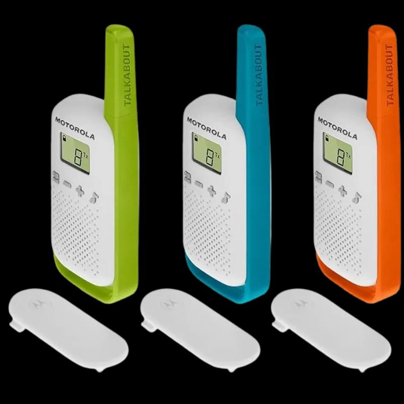 Tres walkie talkies Motorola T42 en verde, azul y naranja, pantalla LCD, botón PTT, rejilla de altavoz frontal y clips de cinturón blancos separados