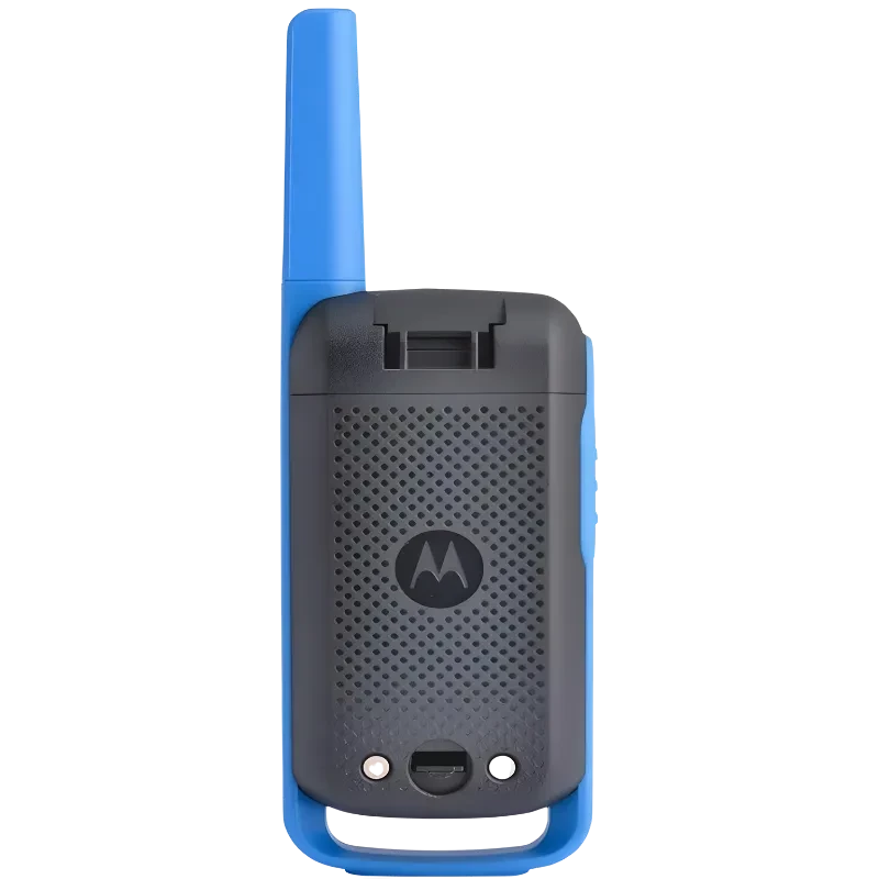 Walkie talkie Motorola TALKABOUT T62 en negro y azul, vista trasera con carcasa texturizada, antena azul, clip de cinturón y puerto de carga inferior