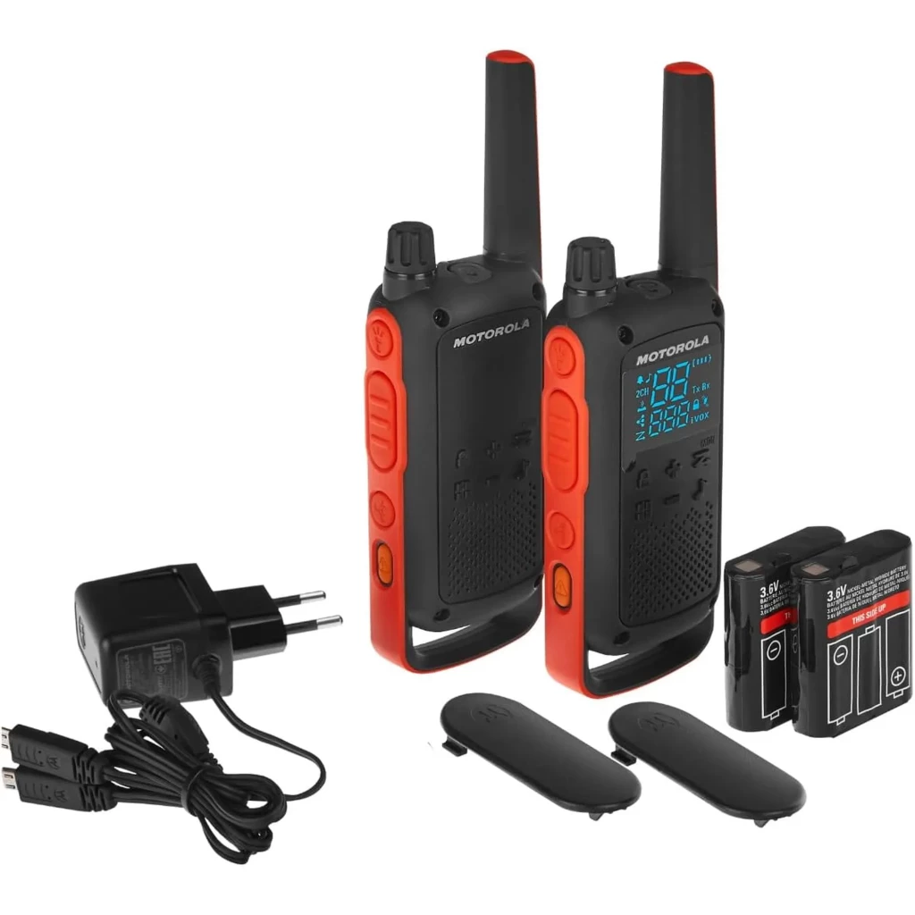 Walkie talkies Motorola Talkabout T82 negro y naranja, pantalla LED azul, 16 canales, antena larga. Incluye 2 unidades, baterías, clips y cargador europeo.