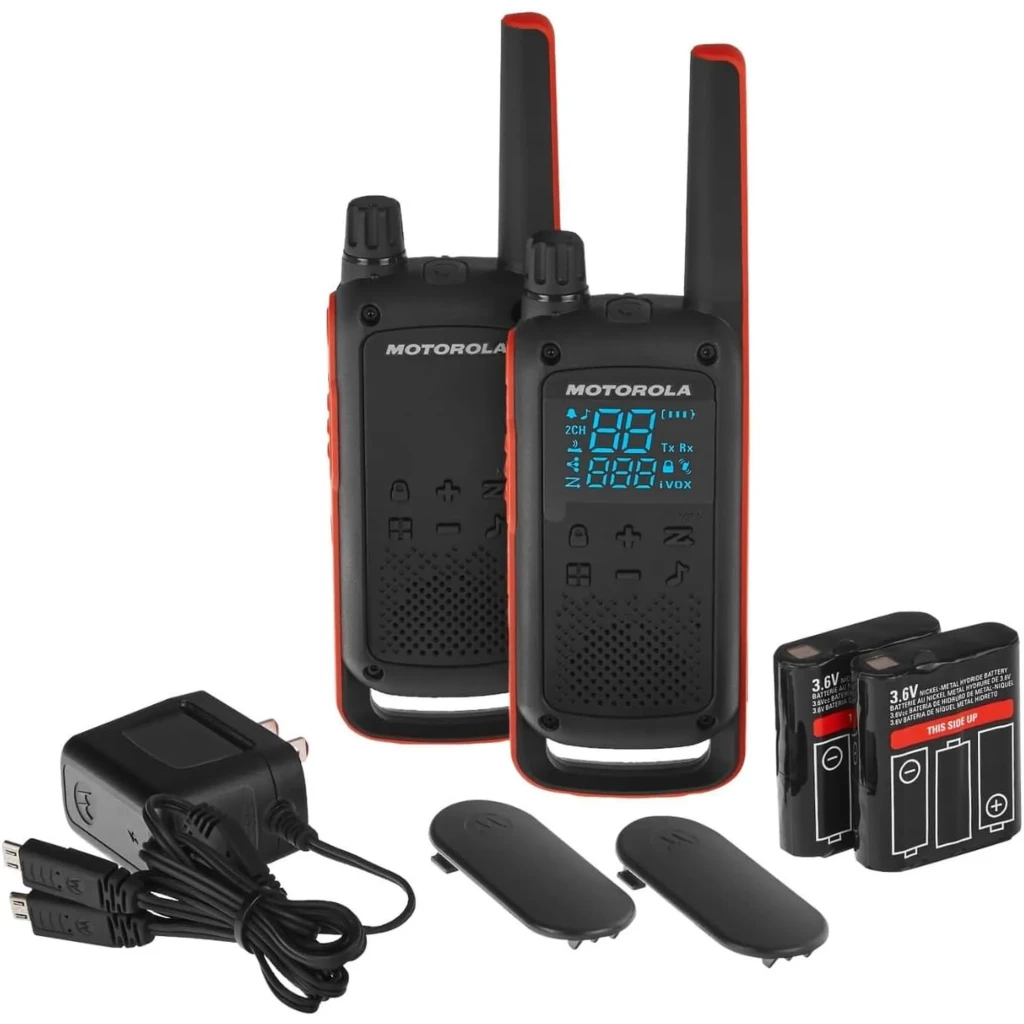 Pack de 2 walkie talkies Motorola T82 negro y naranja con pantalla LED azul, 16 canales, antenas largas, clips de cinturón, baterías recargables y cargador