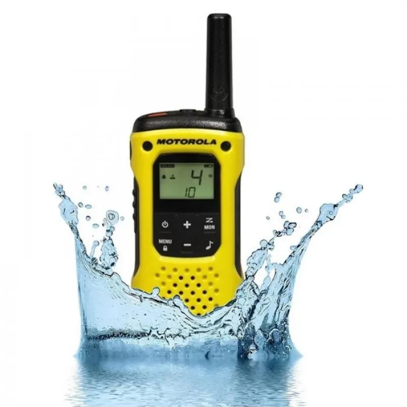 Walkie talkie Motorola T92 H2O amarillo con pantalla LCD, botones grandes y antena corta; diseño resistente al agua, salpicado en agua, pack de 2