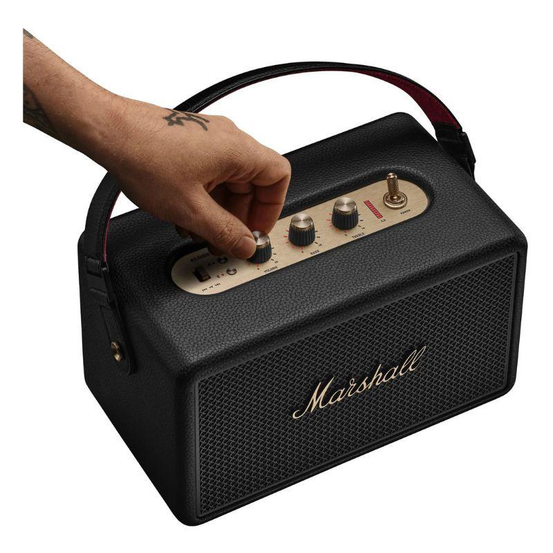 Marshall Kilburn III Preto e Latão sendo utilizado por uma mão humana