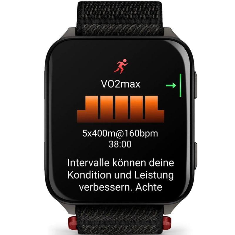 Garmin Venu X1 caja de titanio gris con correa de nailon ComfortFit negra; pantalla rectangular AMOLED mostrando VO2max e intervalos de entrenamiento