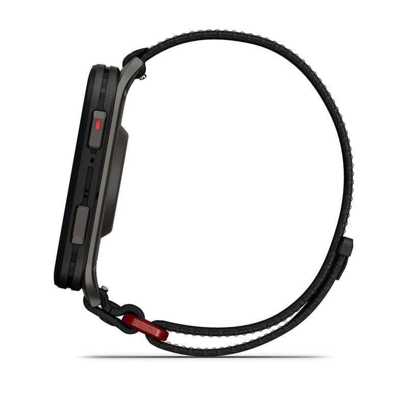 Garmin Venu X1 con caja de titanio gris vista lateral, botones metálicos, bisel robusto y correa de nailon ComfortFit negra con detalle rojo ajustable