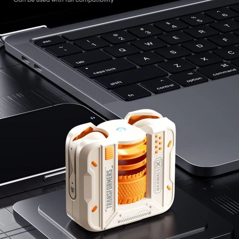 Componente compacto creme “Transformers TF-T71 Creme”: caixa modular com detalhes laranja, corpo robusto, textura antiderrapante e design futurista sobre