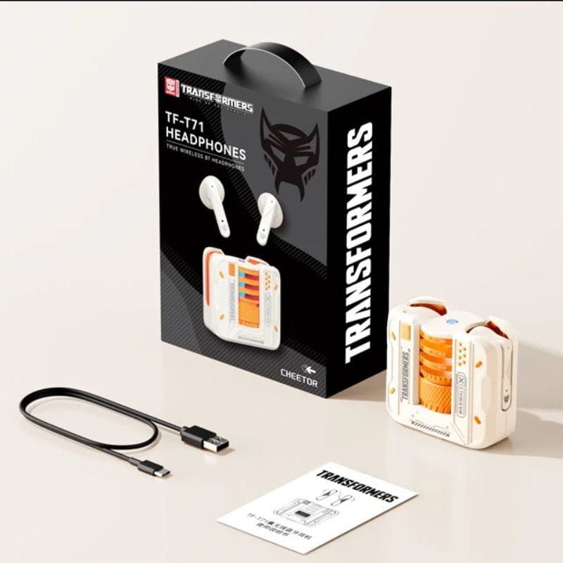 Transformers TF-T71 Creme: fones TWS cor creme com estojo dobrável inspirado em Cheetor, detalhes laranja, cabo USB-C incluído, caixa premium preta.
