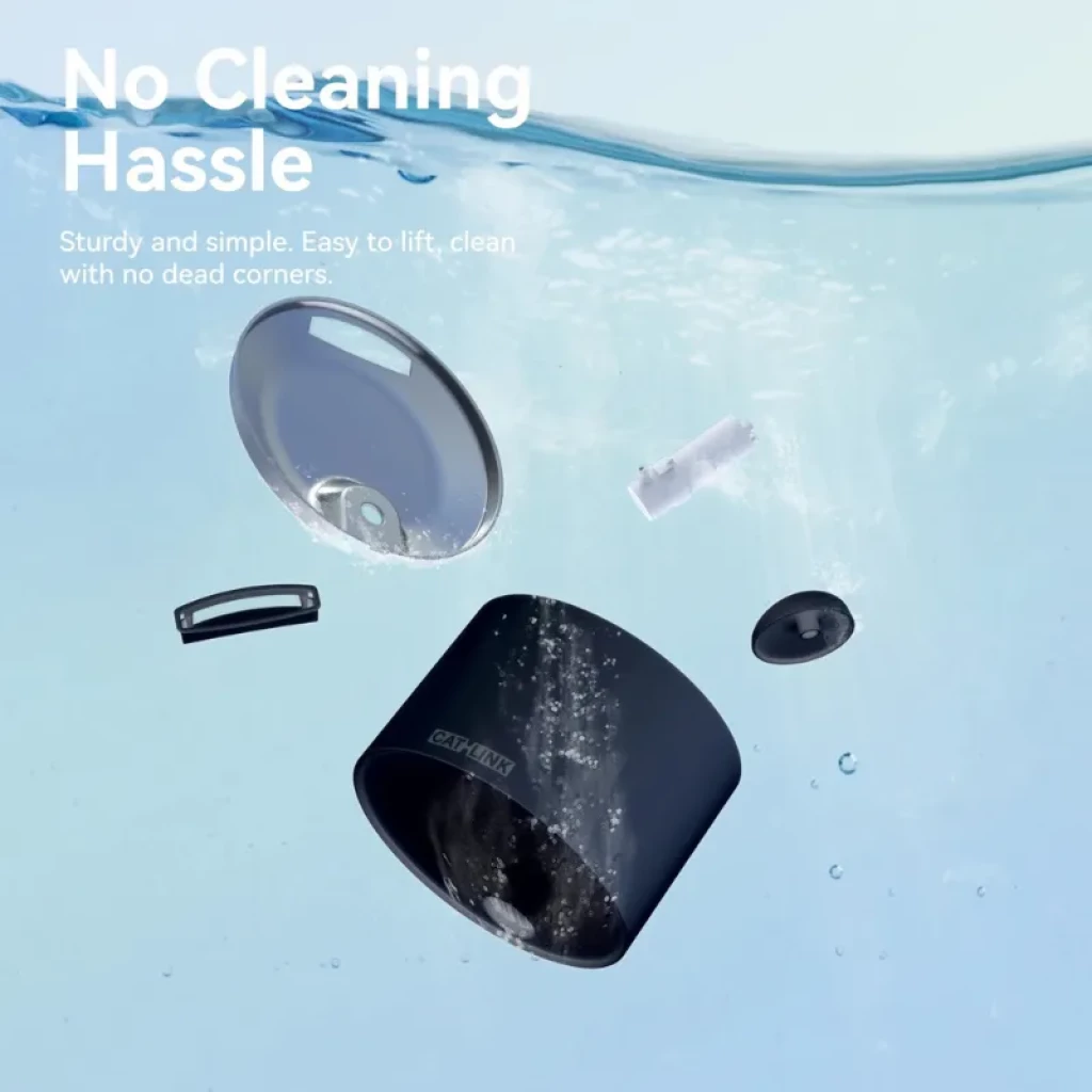 Componentes del bebedero CATLINK AI Water Fountain Pure 2 Lite flotando: cuerpo cilíndrico negro, tapa transparente, filtro y piezas desmontables fáciles de