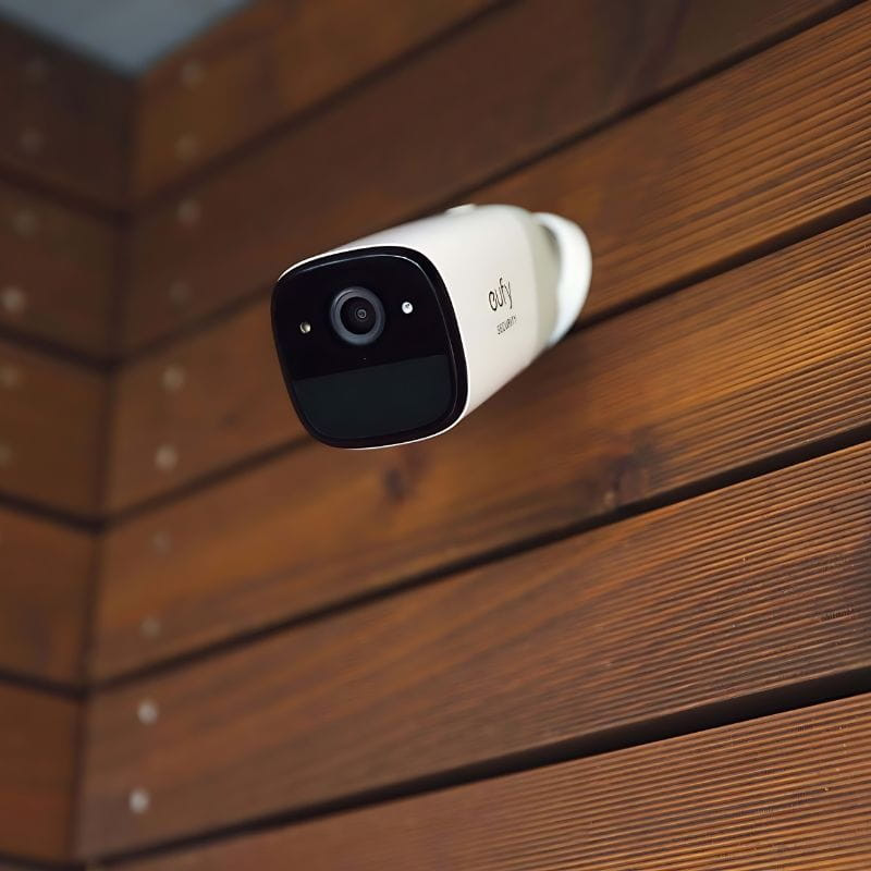 Eufy Security (eufyCam 2 Pro) 2K IP67 WiFi Blanco Kit 3+1, imagen en la pared