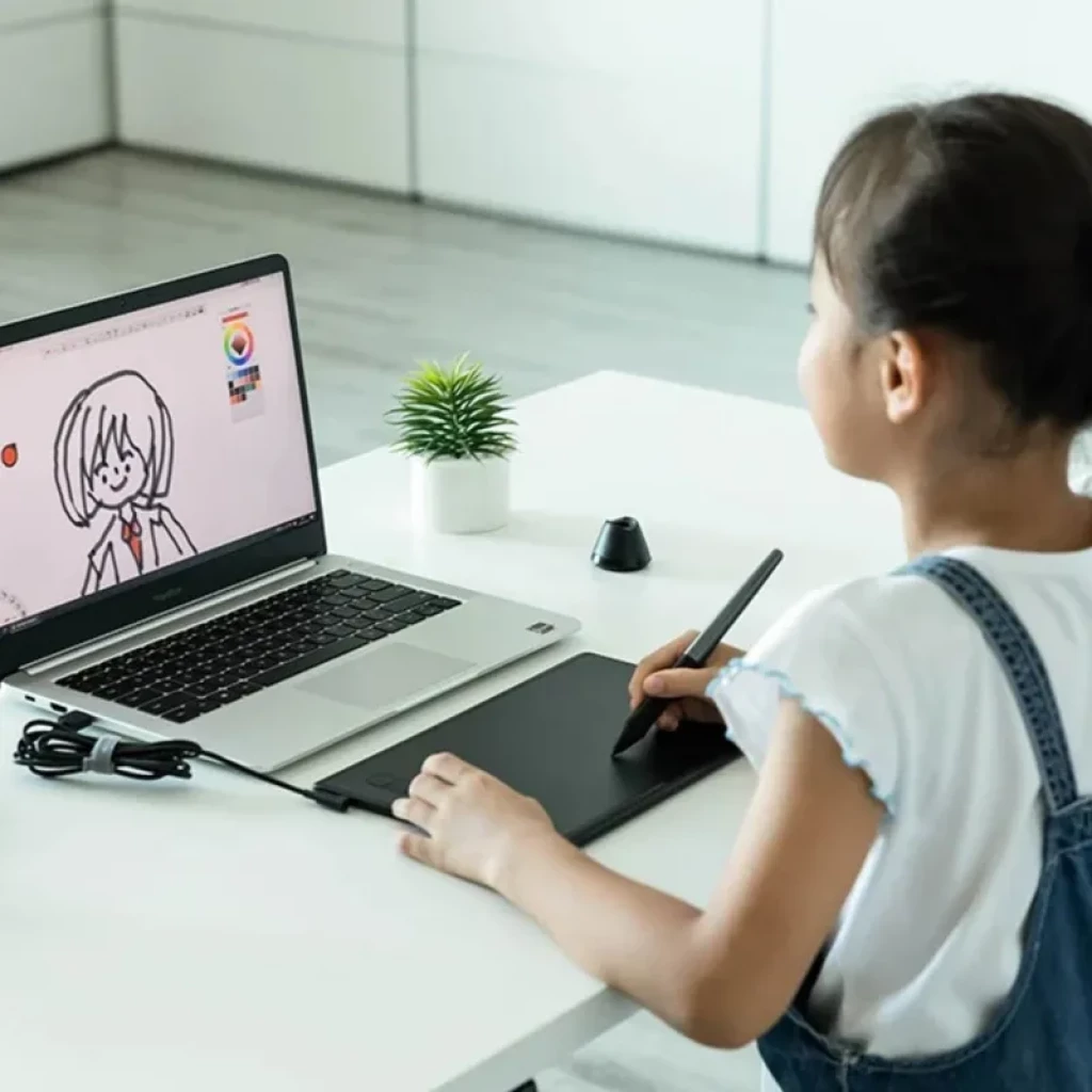 Huion H580X com 8 teclas programáveis, mesa gráfica compacta preta com caneta sem bateria, superfície lisa, conectada a laptop para desenho digital