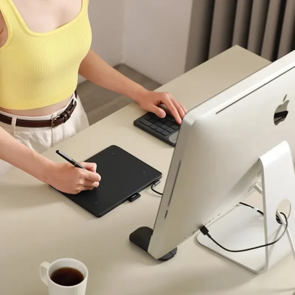 Tablette graphique noire compacte avec stylet PW550S, surface mate à coins arrondis, connectique USB-C et Bluetooth 5.0, utilisée sur bureau moderne