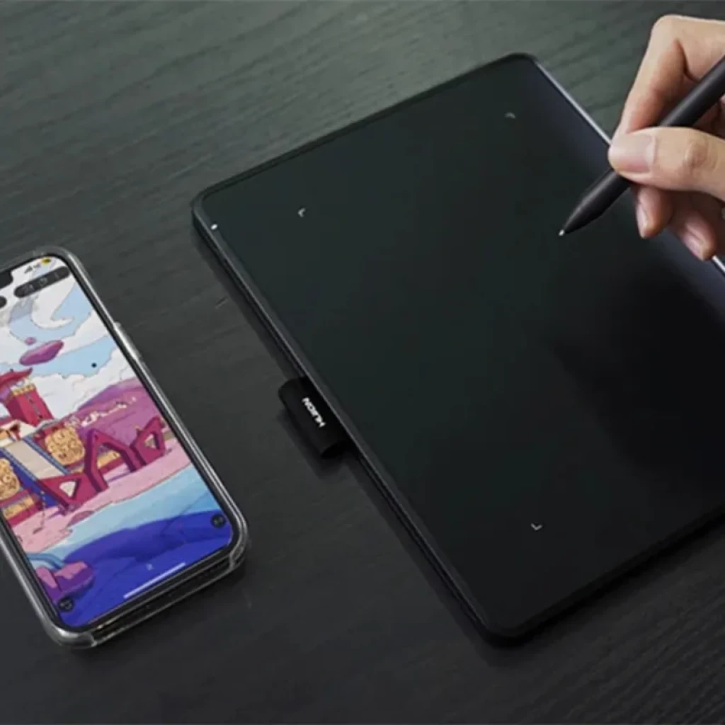 Tablette graphique noire compacte avec stylet PW550S en main, surface active marquée, connectique USB-C, smartphone affiché à côté, design épuré