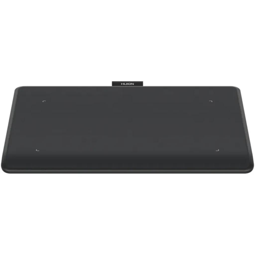 Tablette graphique Huion Inspiroy Frego S L310 fine et noire, surface active repérée par 4 coins, port USB-C au centre, bords arrondis, design minimaliste