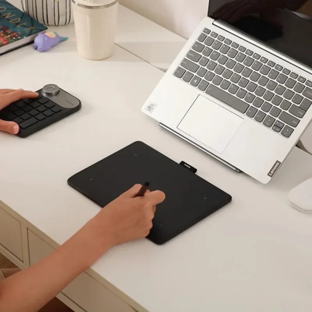 Tablette graphique noire ultrafine avec stylet PW550S, surface mate, connectivité Bluetooth 5.0 et USB-C, utilisée sur bureau avec ordinateur portable
