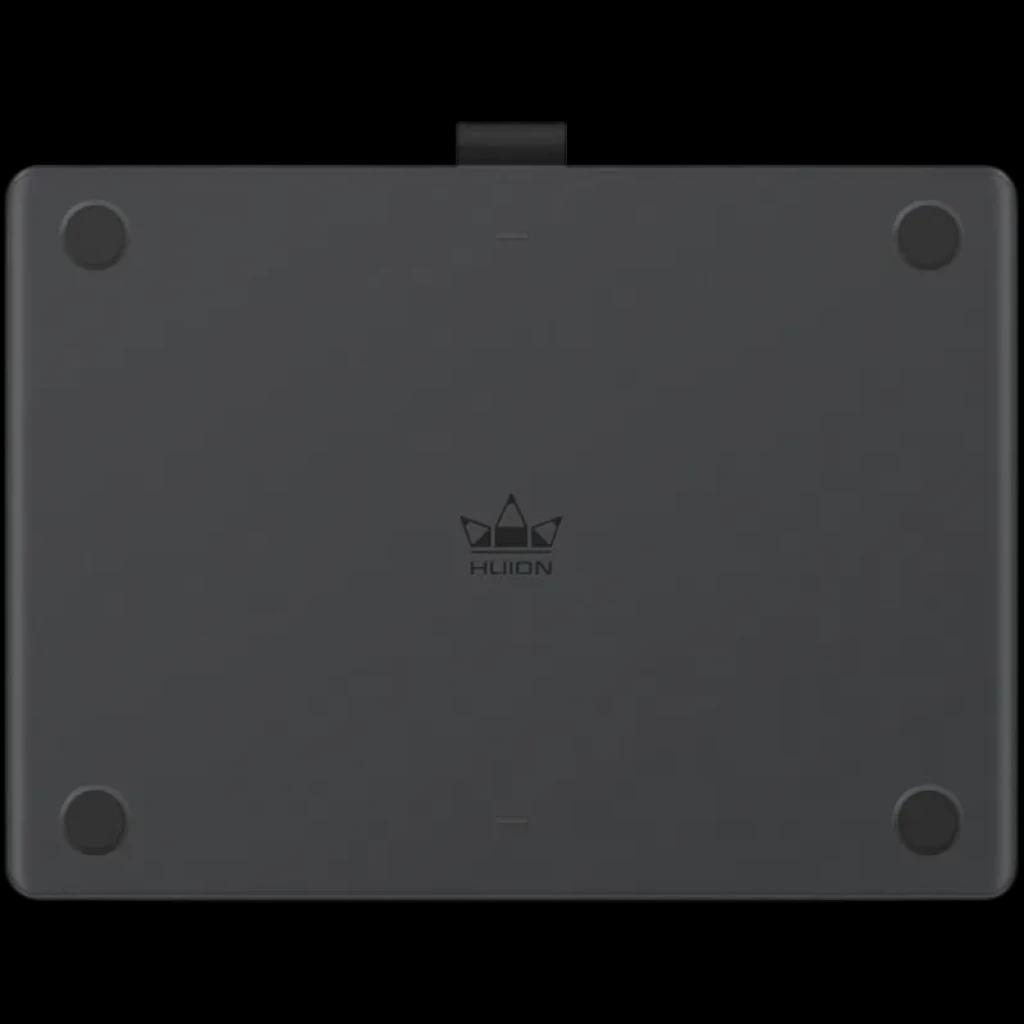 Tableta gráfica Huion Inspiroy Frego M L610 en negro mate, formato rectangular, logo central, cuatro patas antideslizantes redondas y clip superior central