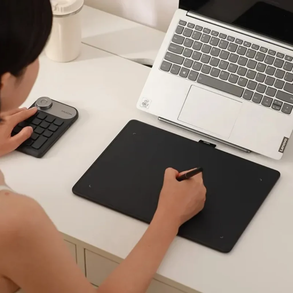 Tableta gráfica Huion Inspiroy Frego M L610 negra, superficie amplia y delgada, con lápiz PW550S sin batería y conectividad Bluetooth 5.0, ideal para dibujo