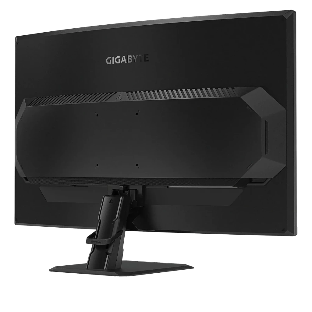 GIGABYTE GS32QCA negro con carcasa trasera angular, rejillas de ventilación superiores, soporte ajustable robusto y gestión de cables integrada