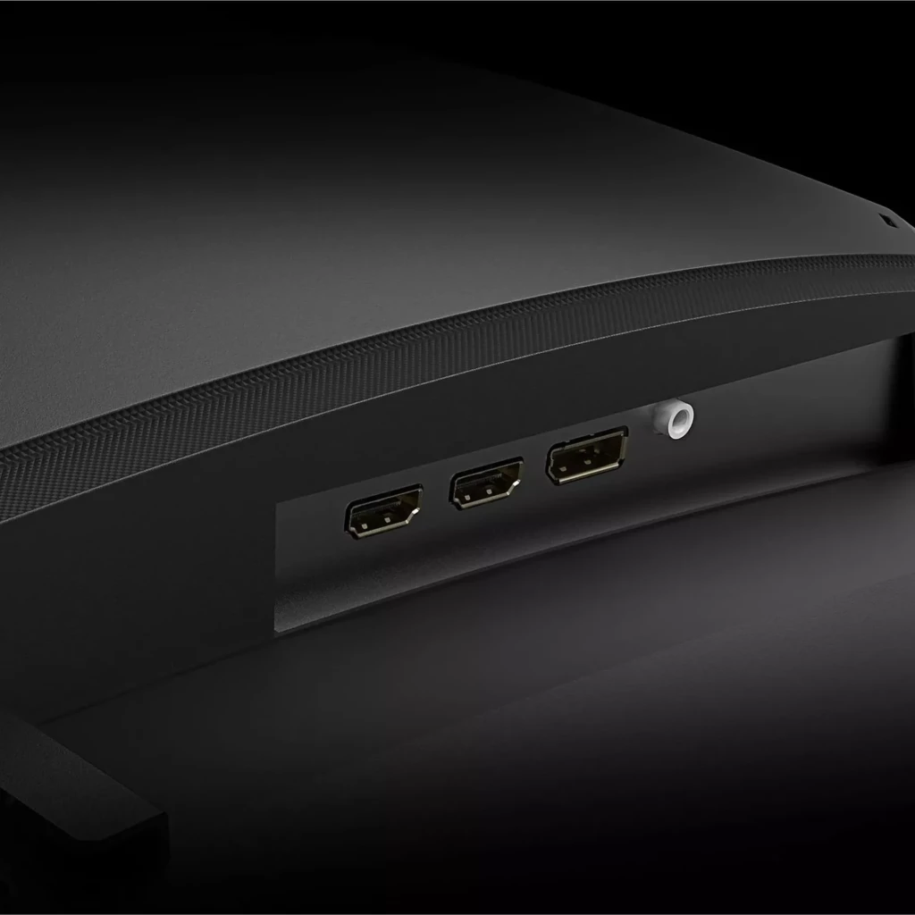 Parte trasera del monitor GIGABYTE GS32QCA con dos puertos HDMI, un DisplayPort y conector de audio, acabado negro con rejilla superior discreta