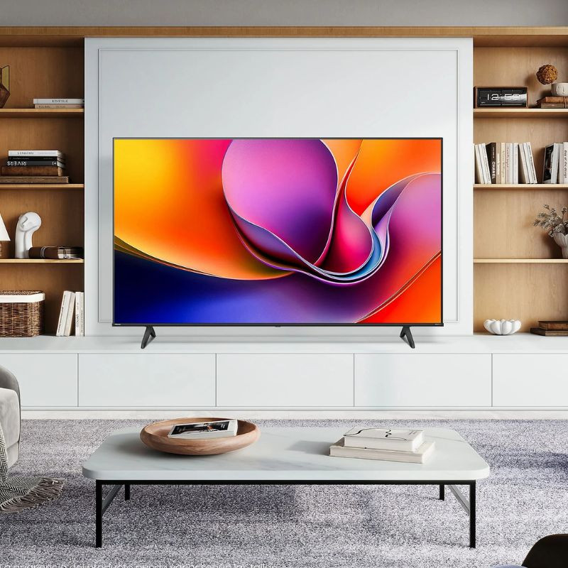 Hisense 43A6Q 43" 4K UHD LED preto com moldura fina, pés duplos e tela vibrante em sala moderna; design minimalista que destaca cores vivas.