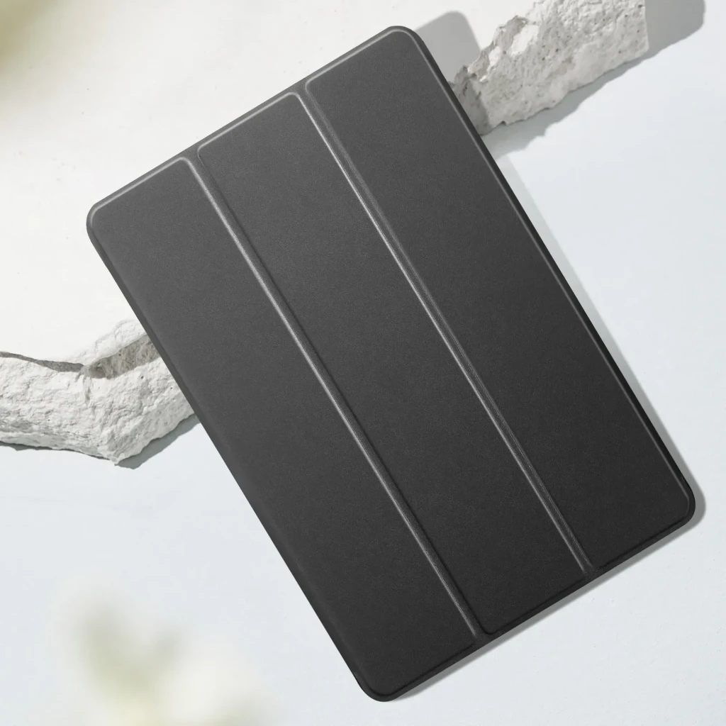Funda Inteligente iPad 2025 11 pulgadas Negro con tapa triple plegable tipo tríptico, acabado mate antihuellas y bordes ajustados para protección elegante
