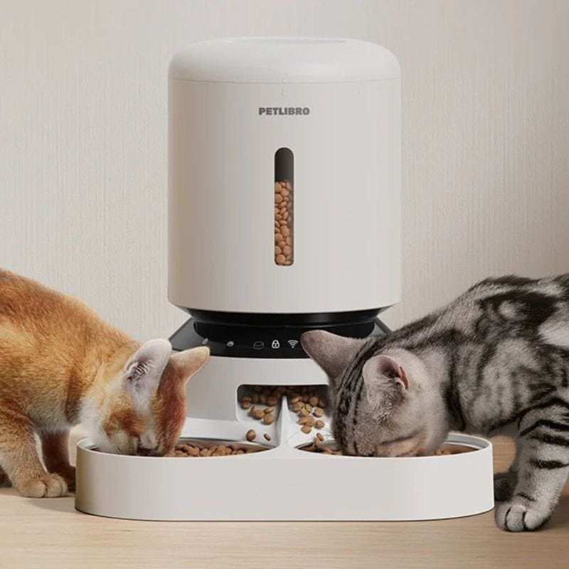 Petlibro Granary 5L Blanco comedero inteligente para gatos, depósito cilíndrico con ventana de nivel, base negra con controles y bandeja doble para alimento