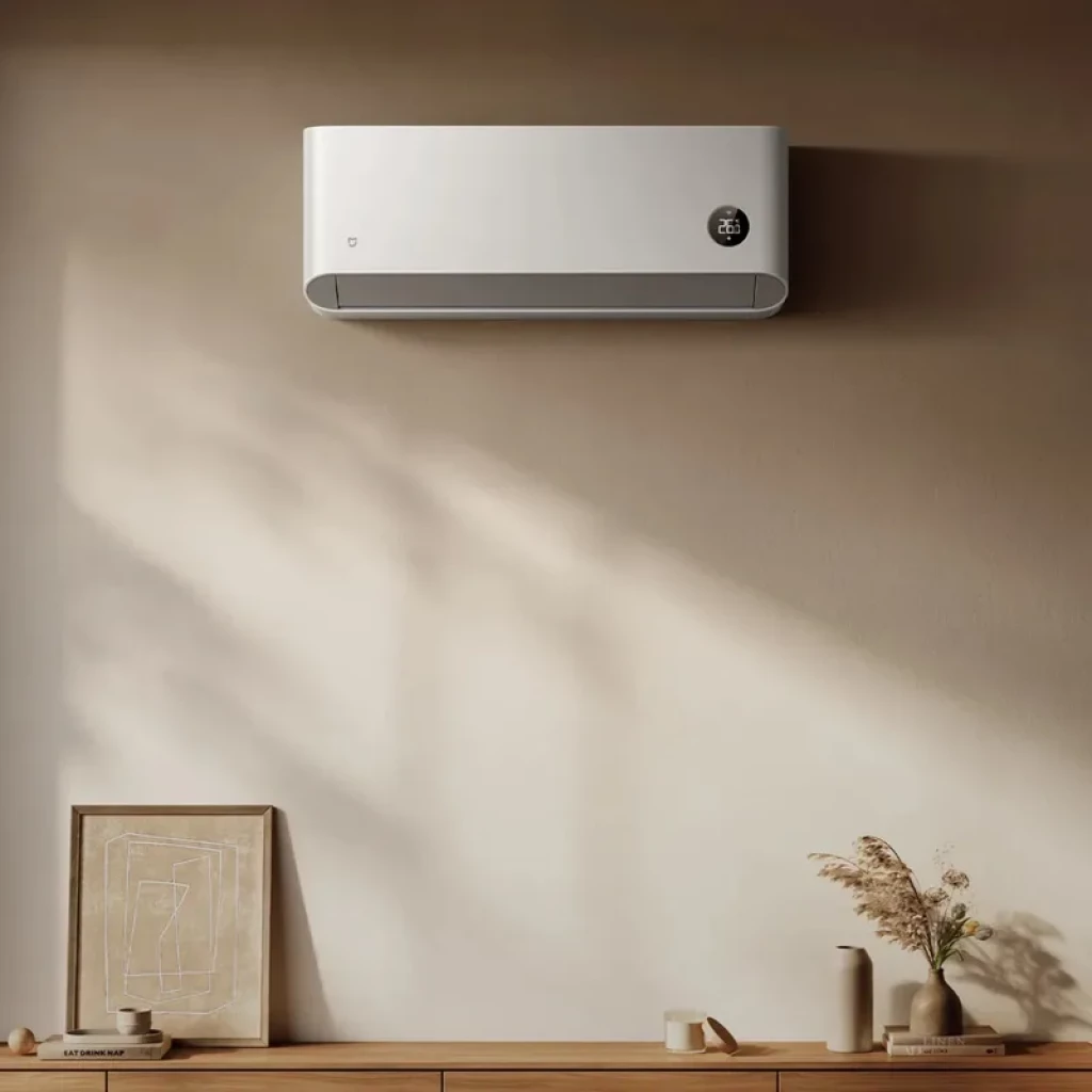 Xiaomi Mijia Air Conditioner Pro Eco 3.5 kW, unidad mural blanca minimalista con pantalla circular LED que muestra 26 °C y difusor de aire frontal gris