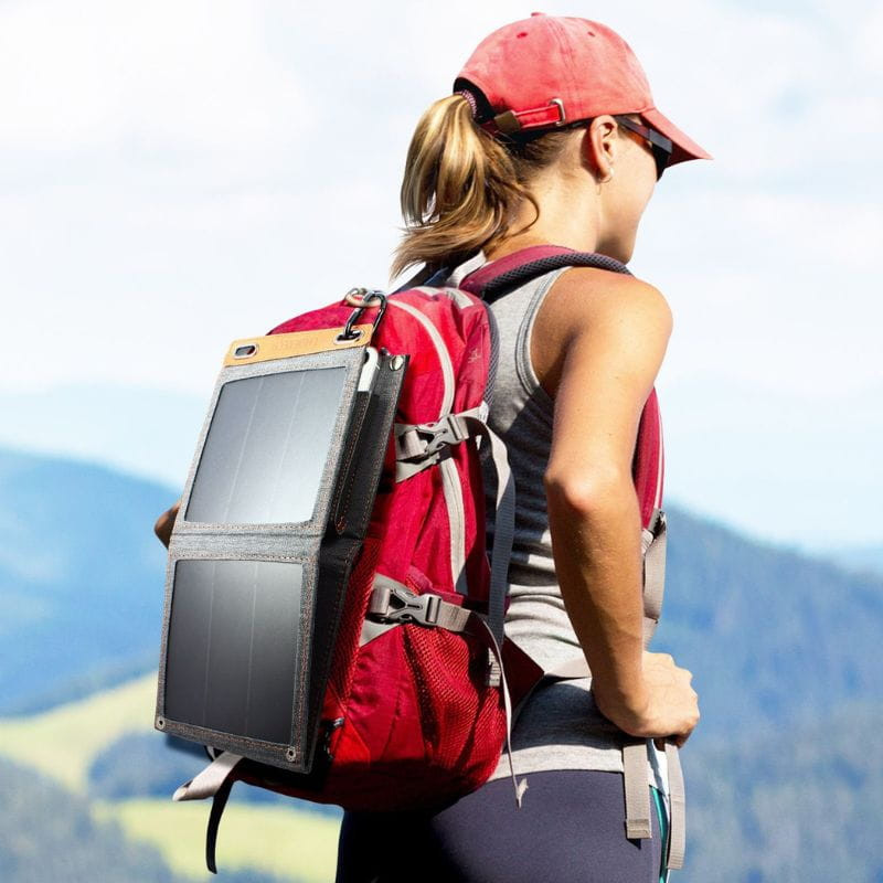 Choetech SC004 14W - Chargeur solaire pliable, image sur un sac à dos