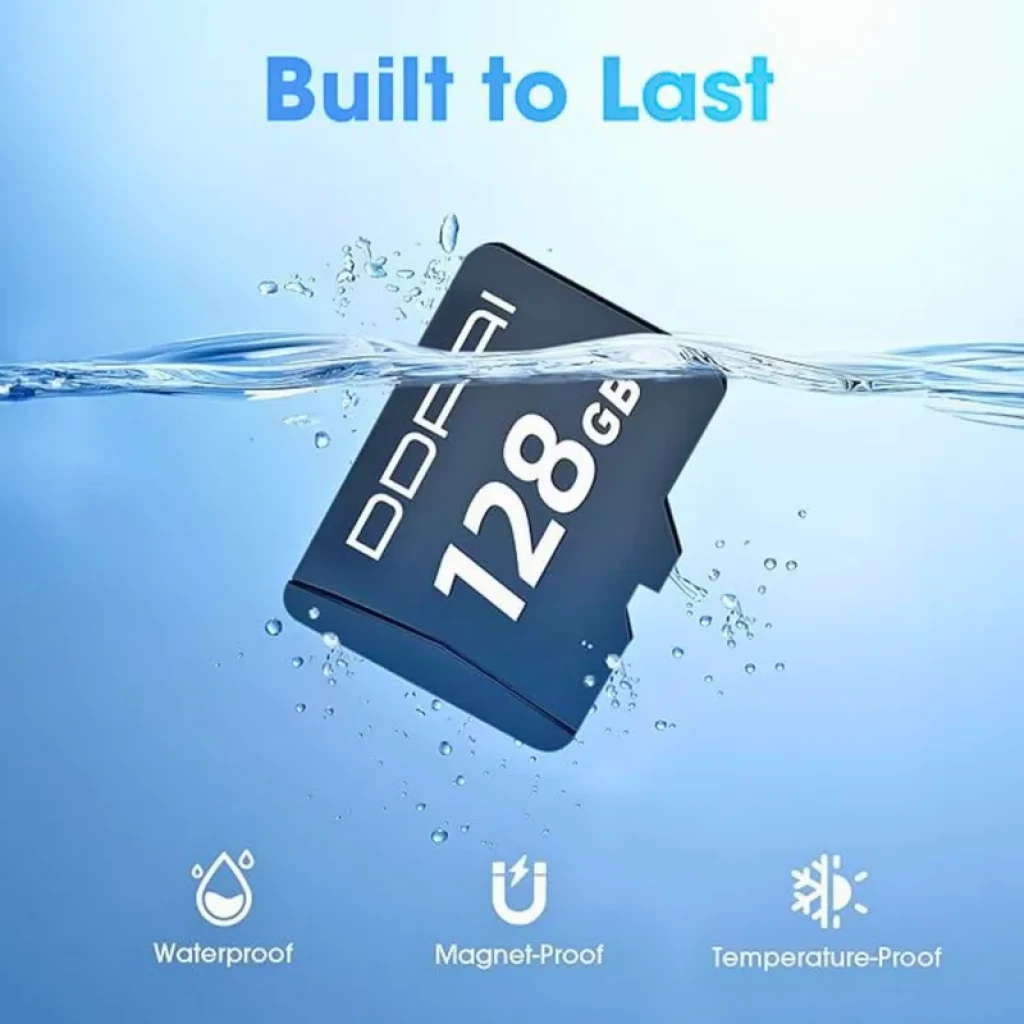 DDPAI Tarjeta microSD de 128GB para Dash Cam, sumergida en agua. Destaca íconos: resistente al agua, a imanes y a temperaturas extremas. Built to Last