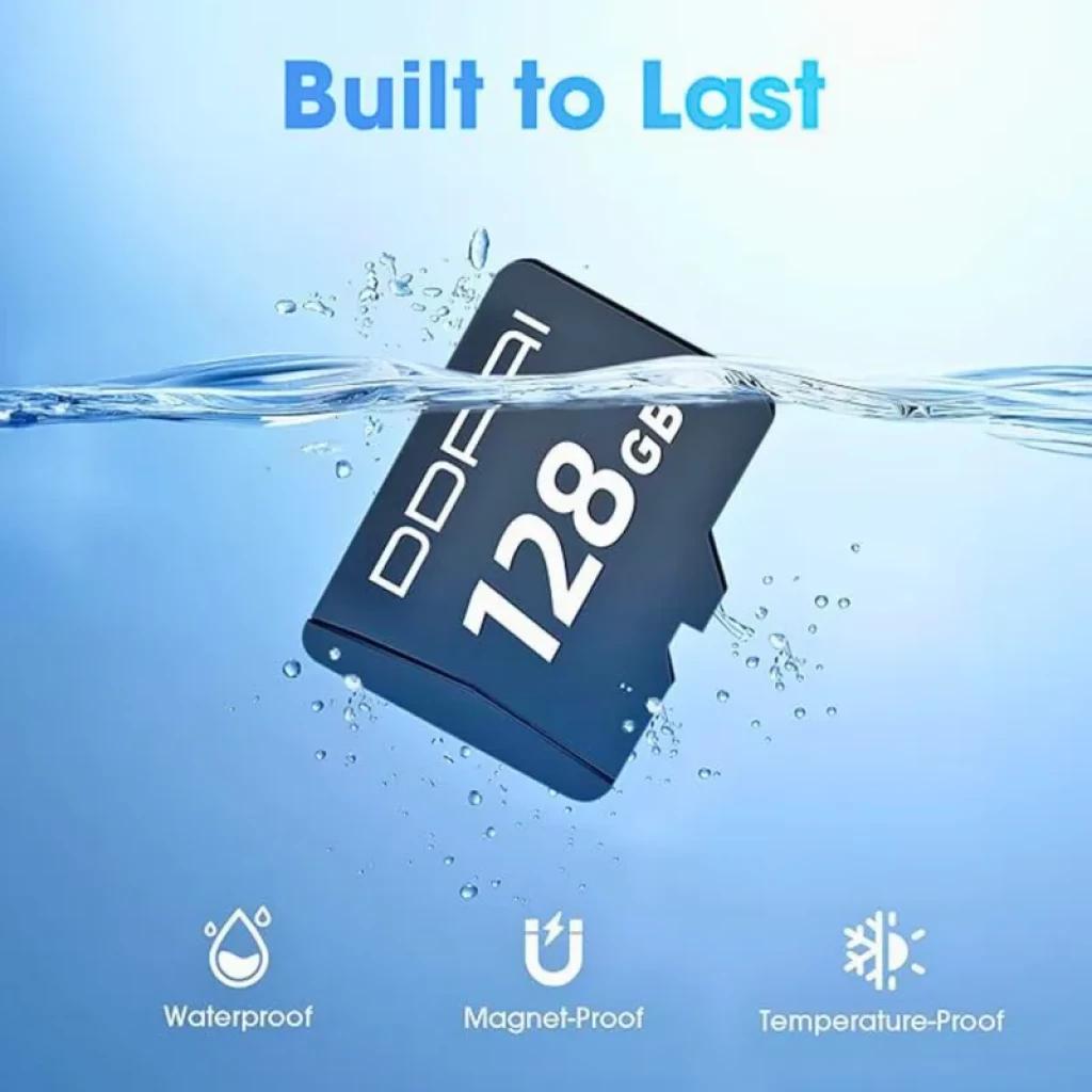 DDPAI Tarjeta microSD de 128GB para Dash Cam, sumergida en agua. Destaca íconos: resistente al agua, a imanes y a temperaturas extremas. Built to Last