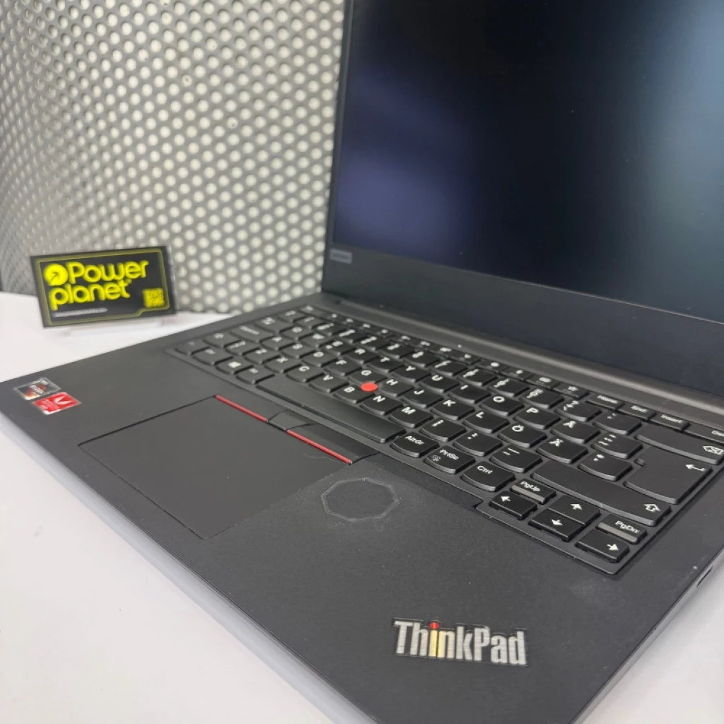 ThinkPad E485 14 pouces noir, clavier QWERTZ rétroéclairé avec TrackPoint rouge, châssis sobre, écran mat, stickers AMD et Lenovo visibles, état excellent