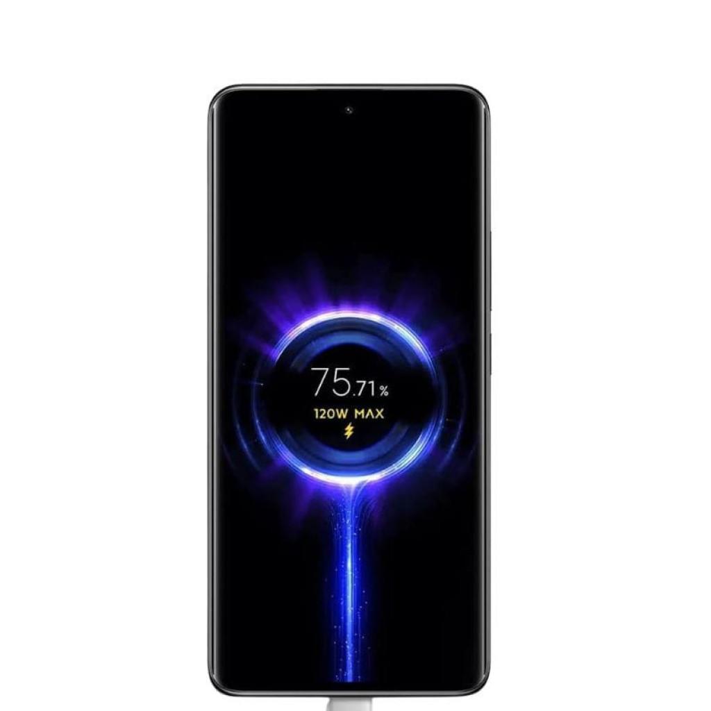 Smartphone en charge rapide 120 W affichant 75 %, cercle lumineux bleu au centre de lécran, câble USB‑C branché en bas, design noir sobre