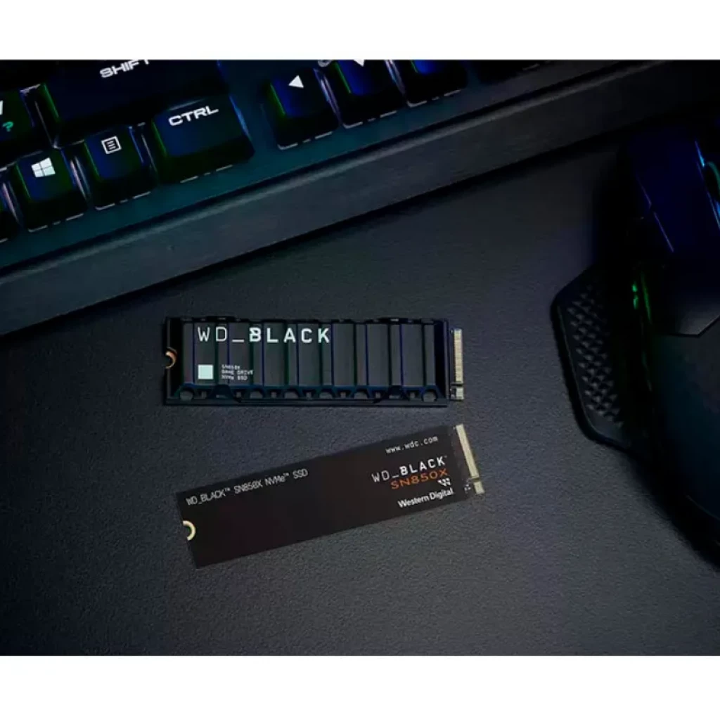 WD BLACK SN850X 2TB NVME SSD con y sin disipador, formato M.2 2280, diseño negro con logotipo WD_BLACK, conectores dorados, apto para PC gaming