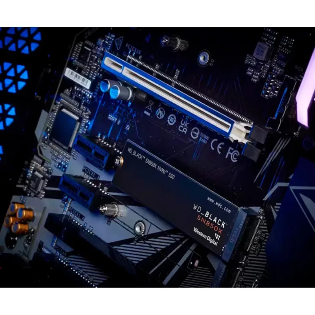 WD BLACK SN850X 2TB NVME SSD instalado en placa madre, formato M.2 2280, disipador negro con marca visible, ranura PCIe cercana y componentes electrónicos