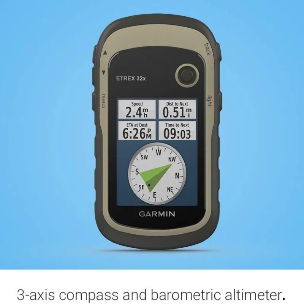 Garmin Etrex 32x avec écran couleur, boîtier robuste noir et beige, boutons latéraux, boussole 3 axes et altimètre barométrique visibles à l'écran