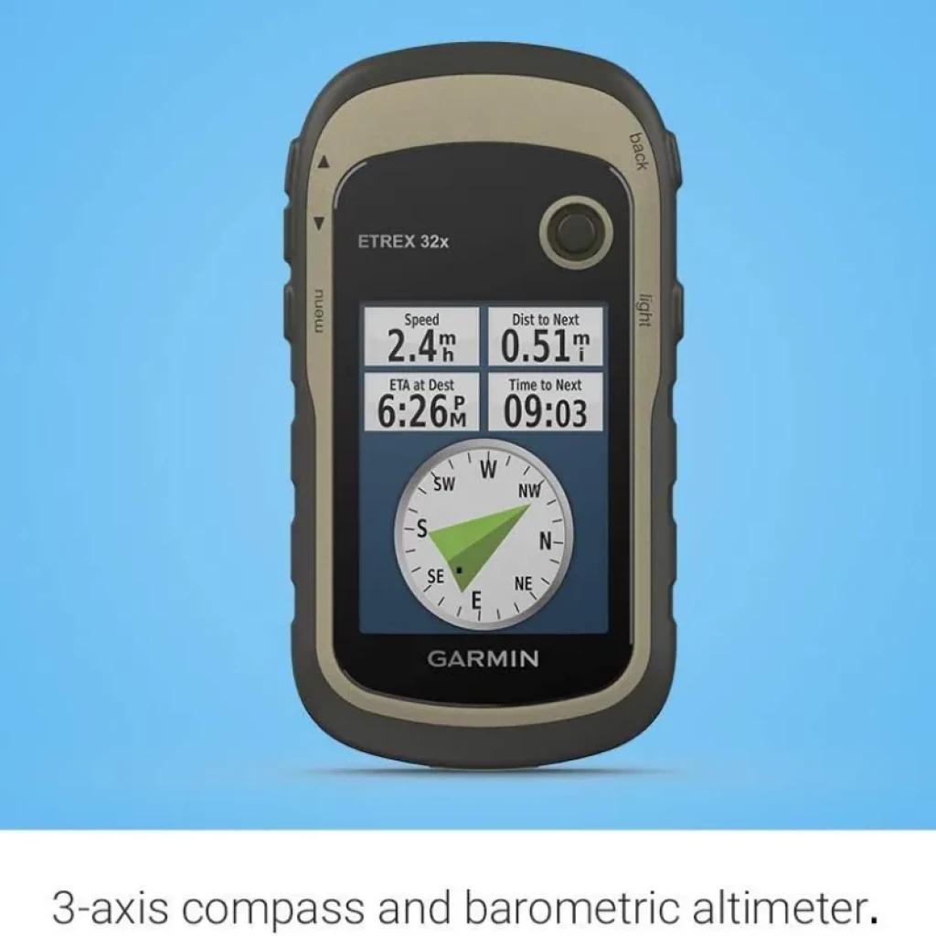 Garmin Etrex 32x avec écran couleur, boîtier robuste noir et beige, boutons latéraux, boussole 3 axes et altimètre barométrique visibles à l'écran