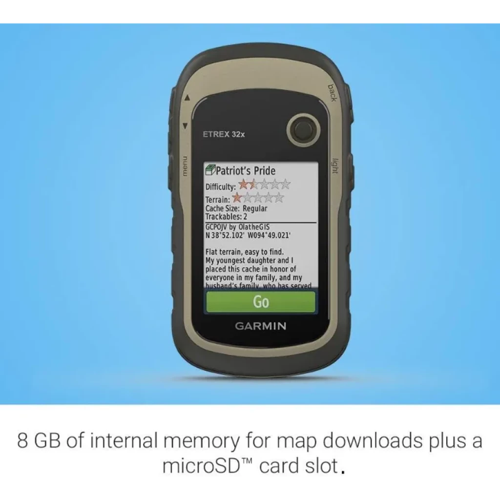 Garmin Etrex 32x avec écran couleur, boutons latéraux, boîtier robuste bicolore, emplacement microSD et bouton Go visible sur l'interface de navigation