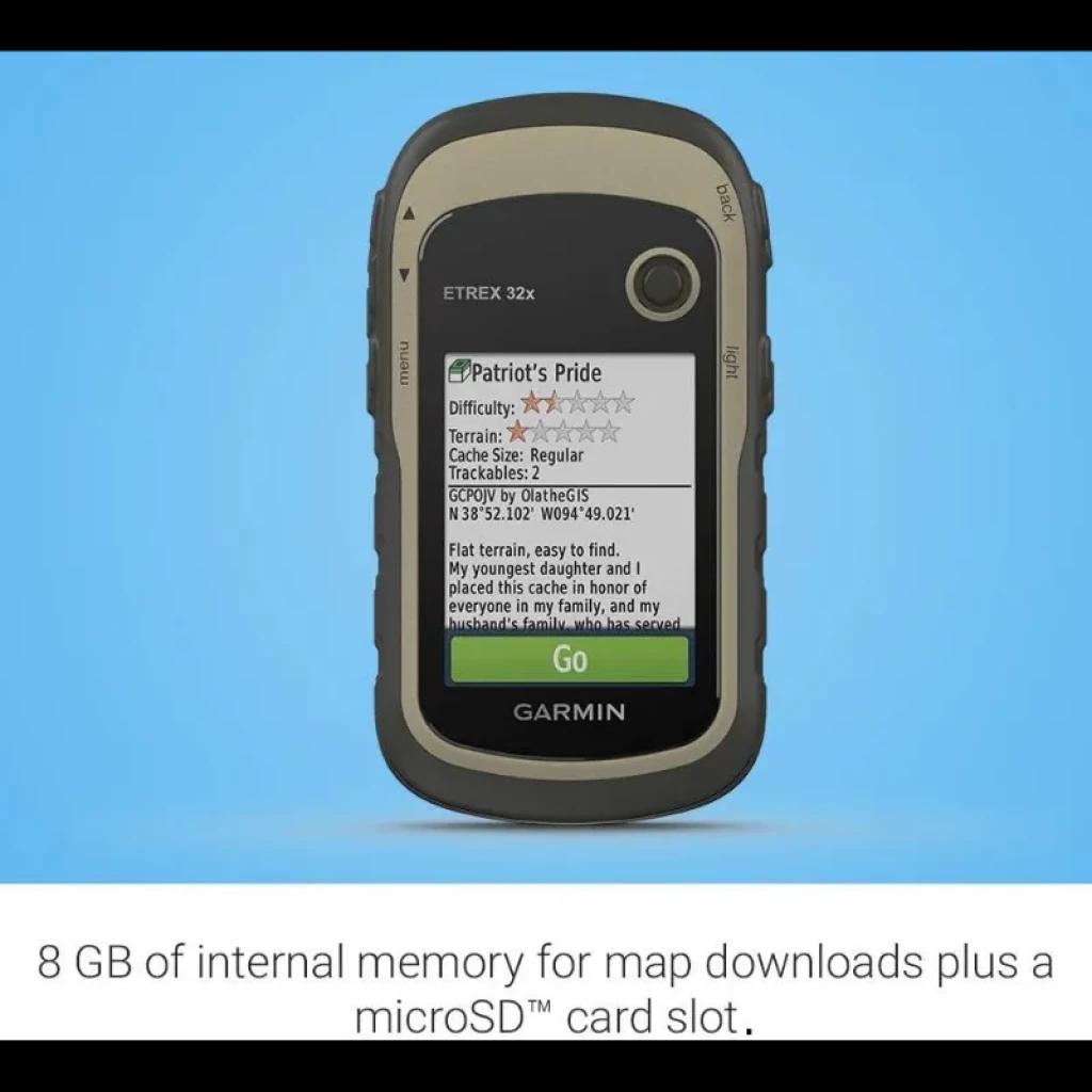 Garmin Etrex 32x avec écran couleur, boutons latéraux, boîtier robuste bicolore, emplacement microSD et bouton Go visible sur l'interface de navigation