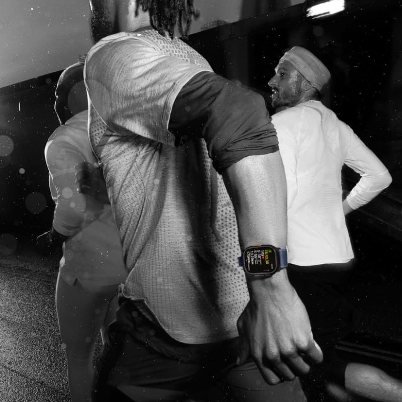 Apple Watch Ultra 2 GPS + Cellular 49 mm avec Bracelet Ocean noir, boîtier titane, écran lumineux, cadran sportif avec métriques de course en plein effort