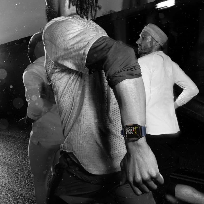 Apple Watch Ultra 2 GPS + Cellular 49 mm avec Bracelet Ocean noir, boîtier titane, écran lumineux, cadran sportif avec métriques de course en plein effort