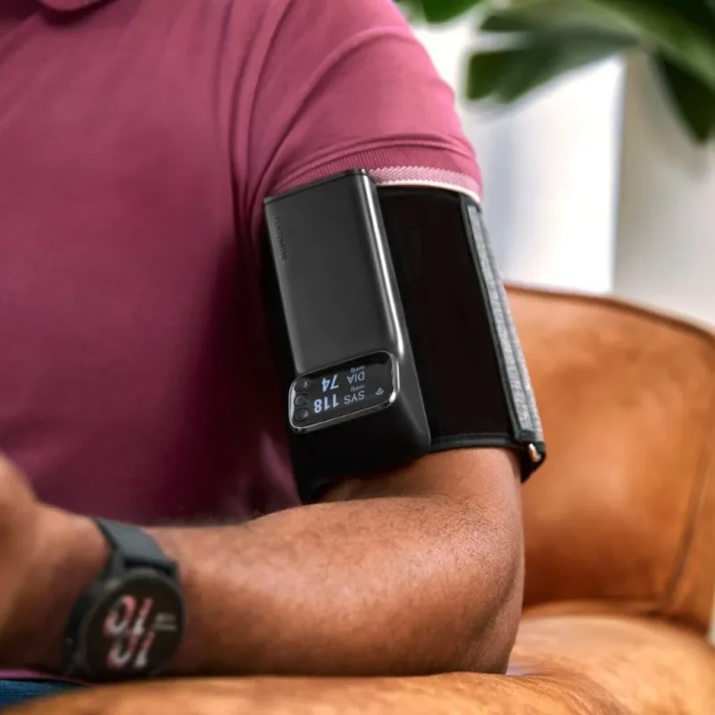 Garmin Index BPM - Tensiómetro inteligente de braço com manguito ajustável e ecrã digital iluminado